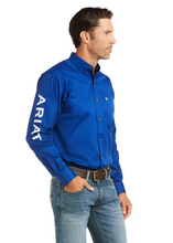 Load image into Gallery viewer, Ariat Men&#39;s Team Logo Twill Fitted Button Down Shirt (Blue) 10034232